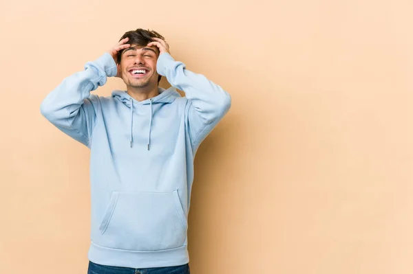 Joven Hombre Fresco Ríe Alegremente Manteniendo Las Manos Cabeza Concepto —  Fotos de Stock