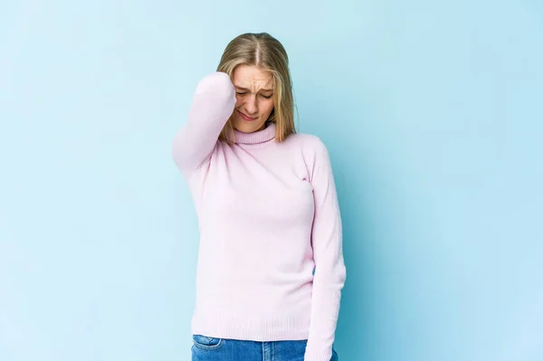 Ung Blond Kvinna Isolerad Blå Bakgrund Lider Nacksmärta Grund Stillasittande — Stockfoto