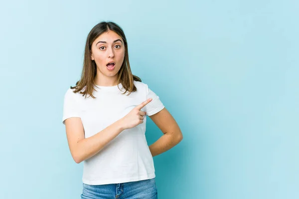 Jeune Femme Caucasienne Pointant Vers Côté — Photo