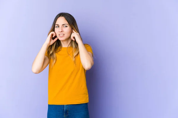 Ung Kaukasisk Kvinna Isolerad Lila Bakgrund Täcker Öron Med Fingrar — Stockfoto