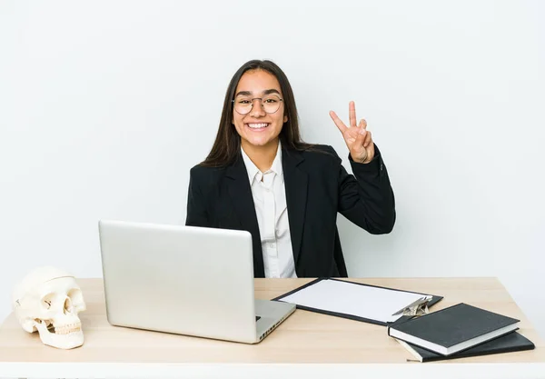 Jonge Traumatoloog Aziatische Vrouw Geïsoleerd Witte Achtergrond Tonen Overwinning Teken — Stockfoto