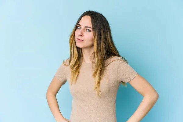 Mujer Joven Caucásica Aislada Sobre Fondo Azul Confundida Siente Dudosa — Foto de Stock