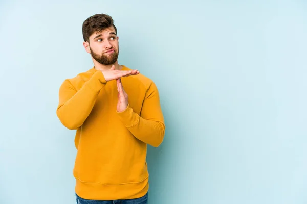 Jeune Homme Caucasien Isolé Sur Fond Bleu Montrant Geste Timeout — Photo