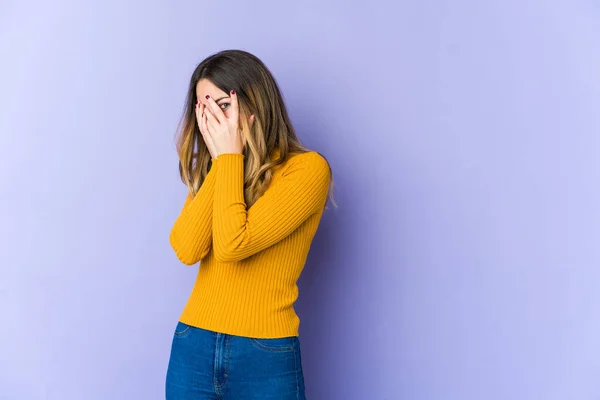 年轻的高加索女人 被紫色背景隔离 手指因恐惧和紧张而眨眼 — 图库照片