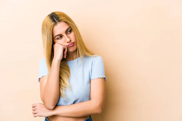 Joven Rubia Caucásica Que Siente Triste Pensativa Mirando Espacio Copia —  Fotos de Stock