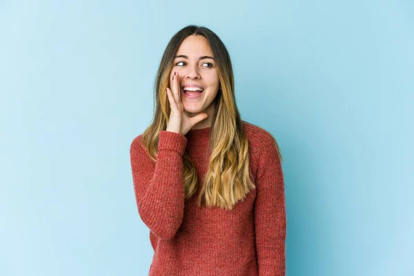 Joven Mujer Caucásica Aislada Sobre Fondo Azul Gritando Emocionada Frente — Foto de Stock