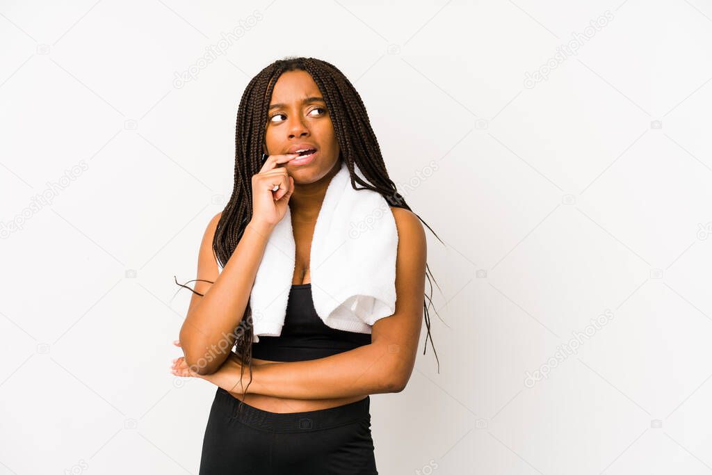 Young african american sport woman isolated relaxed thinking about something looking at a copy space.