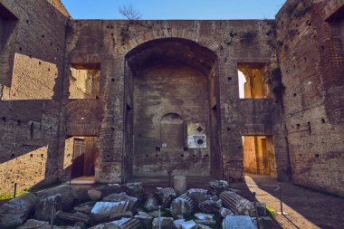Roma Forum binası bulutlu bir günde gün batımında harabeye döndü
