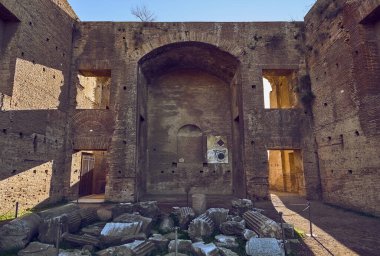 Roma Forum binası bulutlu bir günde gün batımında harabeye döndü
