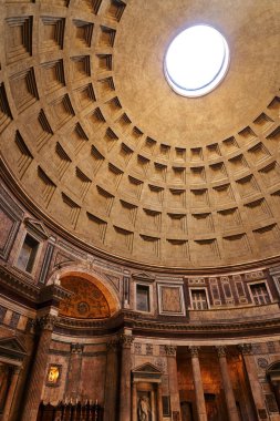 Gün boyunca Agrippa Pantheon 'un çatısındaki açıklık.