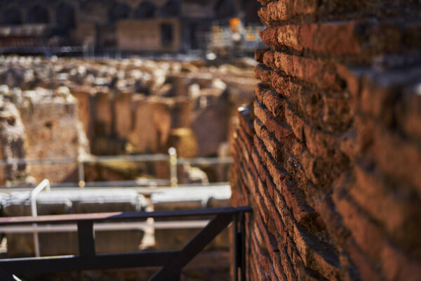 Кирпичная стена в руинах на арене Колизея в Риме в течение дня