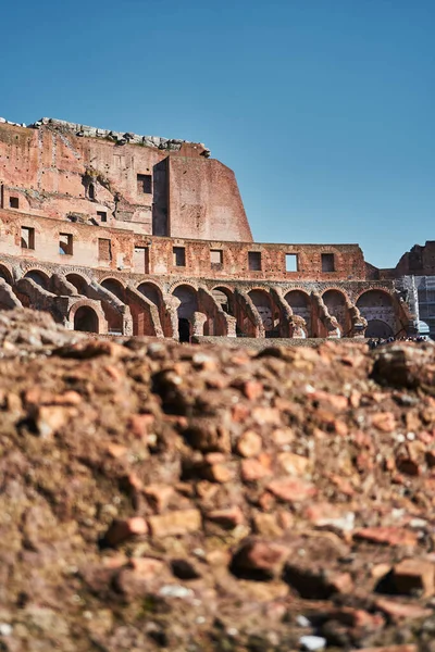 ローマのコロッセオの内部のアリーナからの遺跡晴れた空で日 — ストック写真