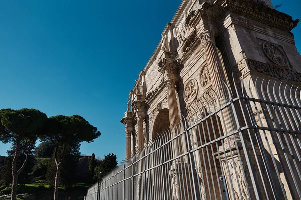 罗马君士坦丁拱门在一个清澈的夏日 — 图库照片