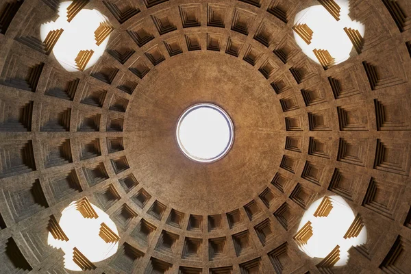 Abertura Telhado Panteão Agripa Durante Dia Com Raios Sol Simétricos — Fotografia de Stock