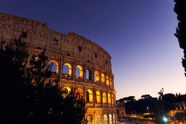 Front Des Kolosseums Der Abenddämmerung Rom Italien — Stockfoto