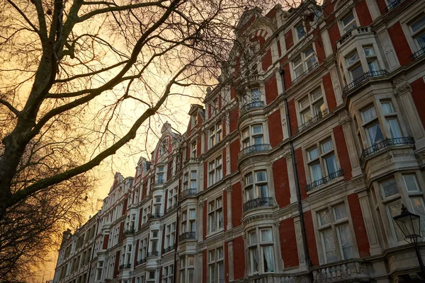 Κόκκινο Κτίριο Στο Ηλιοβασίλεμα Στο Λονδίνο Ηνωμένο Βασίλειο — Φωτογραφία Αρχείου