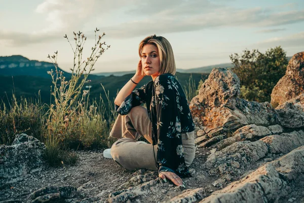 Loira Bonito Menina Natureza Paisagem Com Flores Laranja Verde — Fotografia de Stock