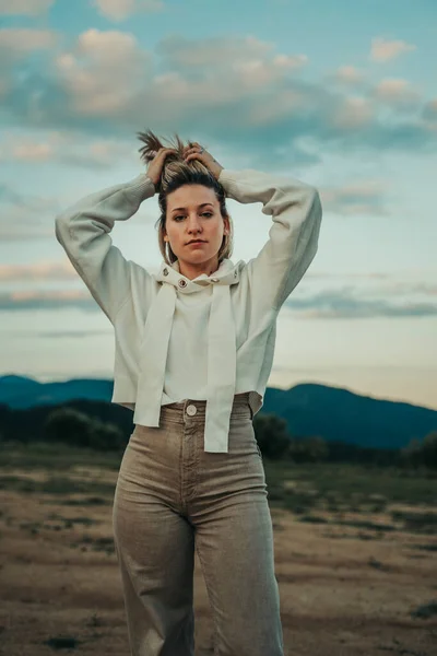 Loira Bonito Menina Natureza Paisagem Com Céu Laranja Verde — Fotografia de Stock