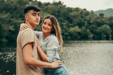 Sevgili ve sevgili yazın ortasında bir gölde oynuyorlar..