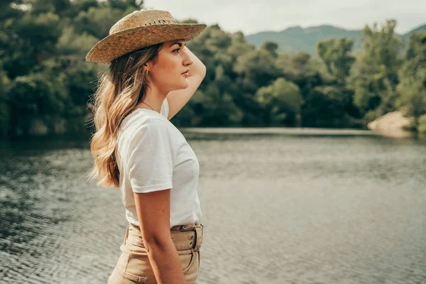 Menina Jovem Chapéu Cowboy Lago Ensolarado Verão — Fotografia de Stock