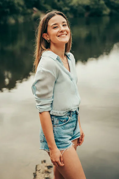 Hermosa Joven Chica Sonriendo Lago Verano — Foto de Stock