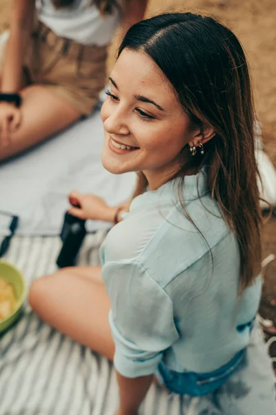 Chica Joven Bebiendo Cerveza Una Botella Medio Naturaleza — Foto de Stock