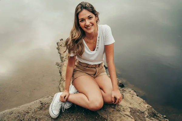 Menina Bonita Meio Lago Uma Floresta Verão Ambiente Calmo — Fotografia de Stock