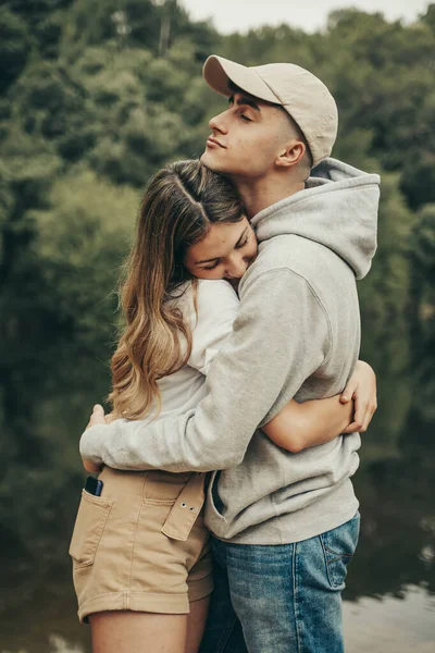 Pareja Joven Abrazándose Lago Natural Medio Del Bosque — Foto de Stock