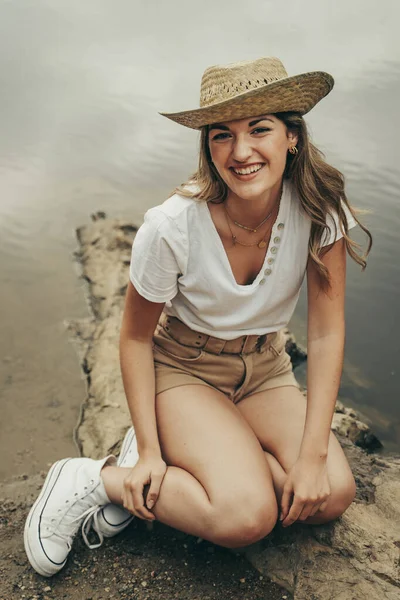 Niña Con Sombrero Vaquero Lago Medio Del Bosque Primavera — Foto de Stock