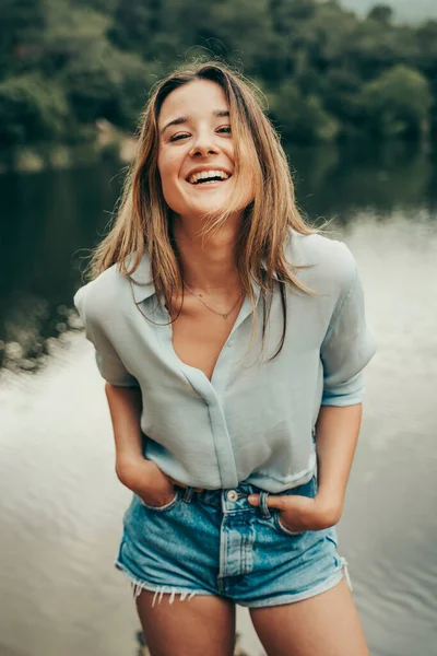 Menina Sorrindo Uma Paisagem Natural Calma — Fotografia de Stock