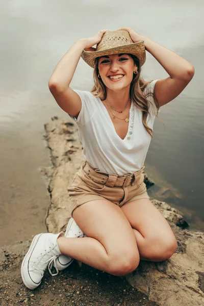 Fetiță Tânără Pălărie Cowboy Lac Mijlocul Pădurii Primăvară — Fotografie, imagine de stoc