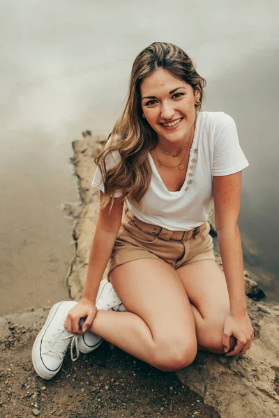 Chica Sonriendo Paisaje Natural Tranquilo — Foto de Stock