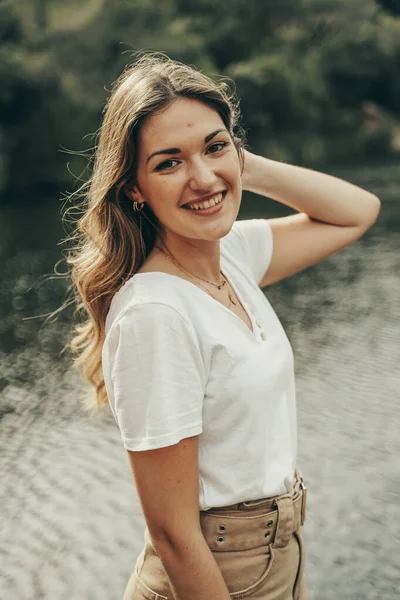 Chica Sonriendo Paisaje Natural Tranquilo — Foto de Stock