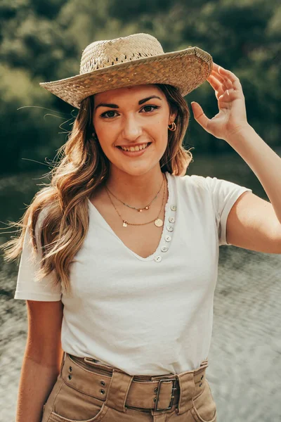 Niña Con Sombrero Vaquero Lago Medio Del Bosque Primavera — Foto de Stock