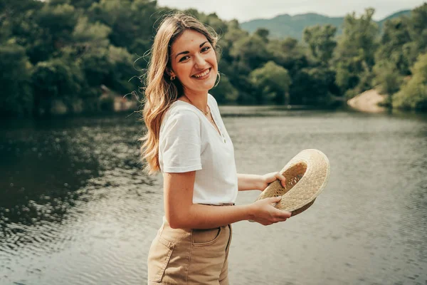 Niña Con Sombrero Vaquero Lago Medio Del Bosque Primavera — Foto de Stock