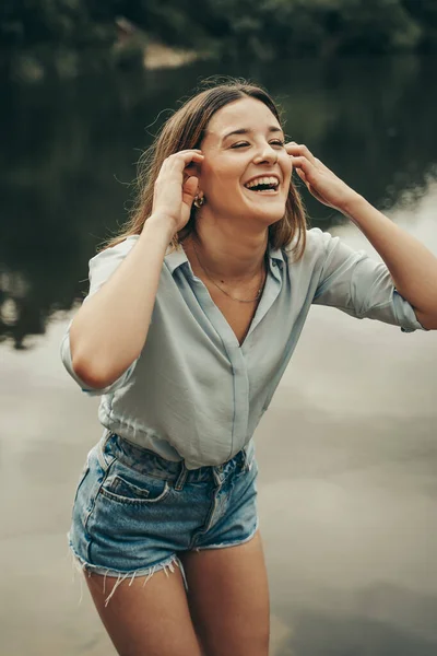 Chica Joven Disfrutando Día Lago Día Soleado Verano — Foto de Stock