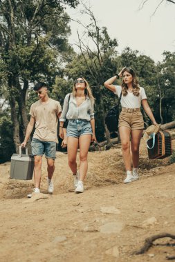 Bir grup genç yaz mevsiminde gölün ortasındaki kamp alanına gidiyor..