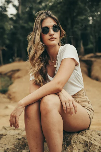 Chica Joven Sonriente Medio Naturaleza Bosque Verde Con Gafas Sol — Foto de Stock