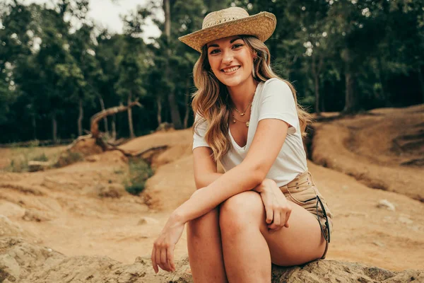 Jovem Sorridente Meio Natureza Uma Floresta Verde Com Chapéu — Fotografia de Stock