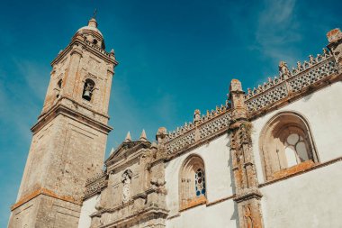 İspanya 'da mavi gökyüzü ile parçalanmış eski bir kilise.