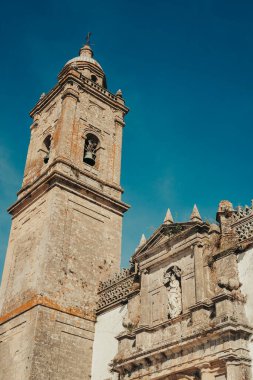 İspanya 'da mavi gökyüzü ile parçalanmış eski bir kilise.