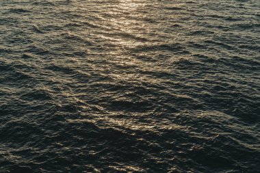 Gün batımında deniz suyu. Güneş duvar kağıdı dokusunda..