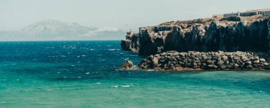 Cebelitarık, Endülüs, İspanya ve İngiltere 'de kuşlar ve açık deniz suyu panoramik.