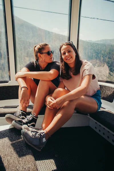 Dos Chicas Sonriendo Teleférico Andorra —  Fotos de Stock
