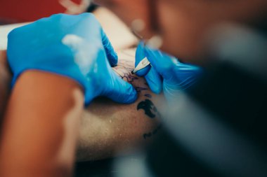 Dövme makinesi Ellerine eldiven dövmesi yaptırdım.