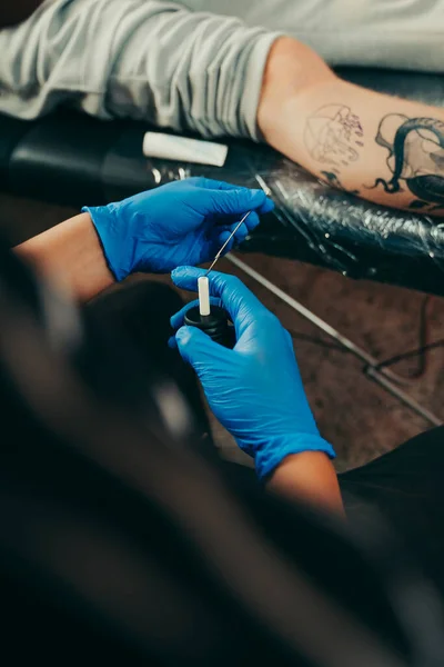 Tatuagem Artista Escolher Qual Agulha Usar Para Trabalho — Fotografia de Stock