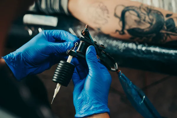 Profesjonalny Tatuażysta Wybierający Igłę Swojej Maszynie Hiszpanii — Zdjęcie stockowe