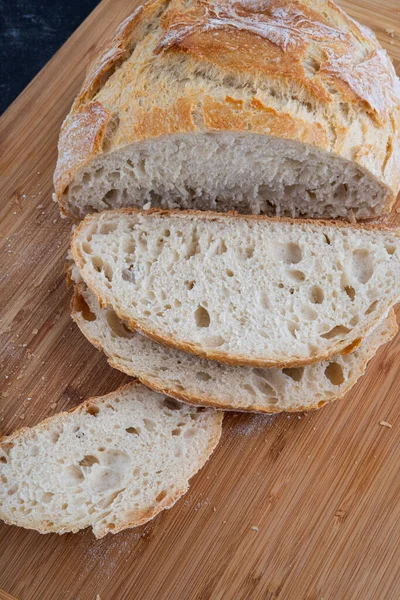 Рустикальна Голландська Піч Білий Хліб Обробній Дошці Просто Нарізані — стокове фото