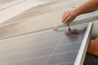 Yönetici ikametgahına güneş ekipmanı yüklüyor