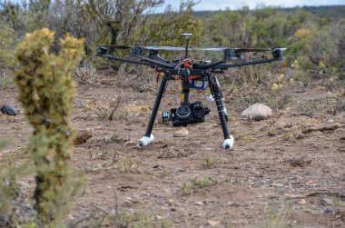 Sahada büyük bir profesyonel dron.